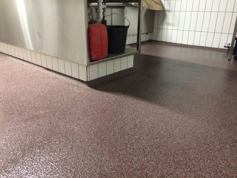 Color kvarts gulve, mørke rødt gulv med industri reoler